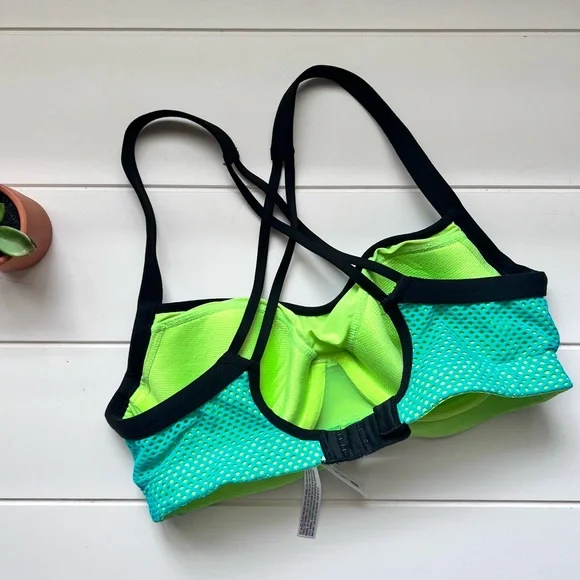Victoria’s Secret VSX Sports Bra - Picture 2 of 4